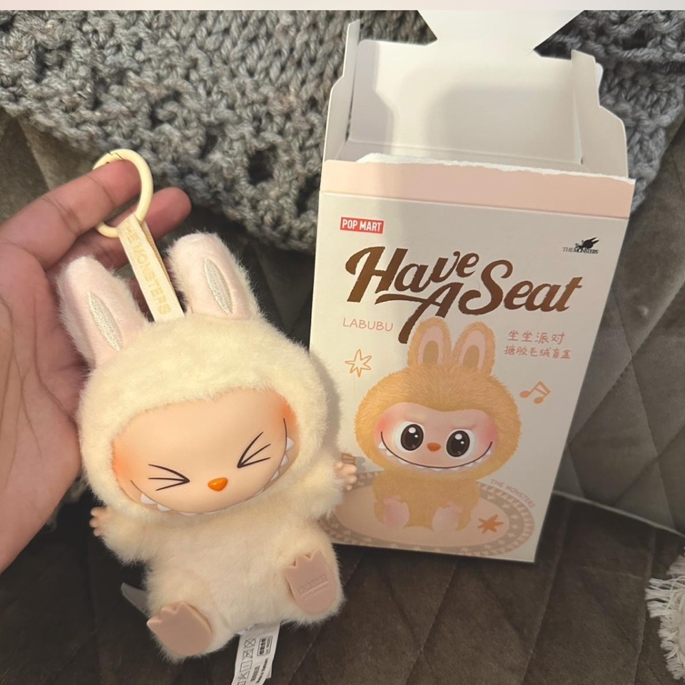 New Open Box, THE MONSTERS - Have a Seat Vinyl Plush- SISI Bag Charm - Picture 2 of 5